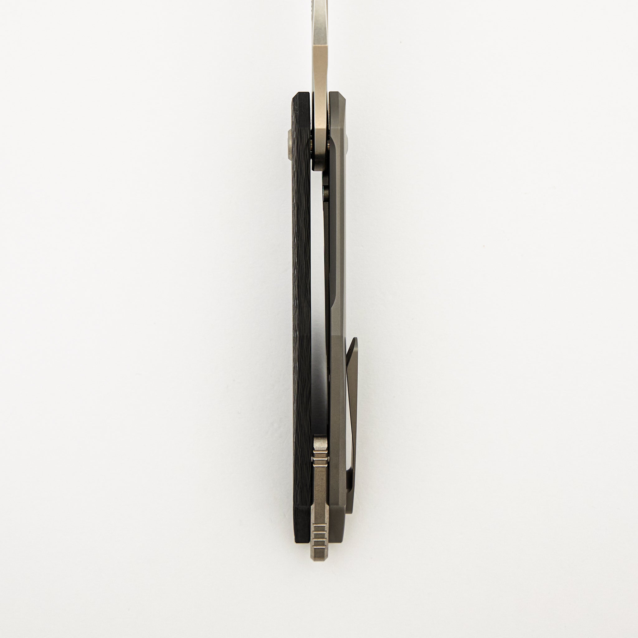 Arius - Brightwashed W/ Polished Flats M390 Blade - Smooth Carbon Fiber Handle