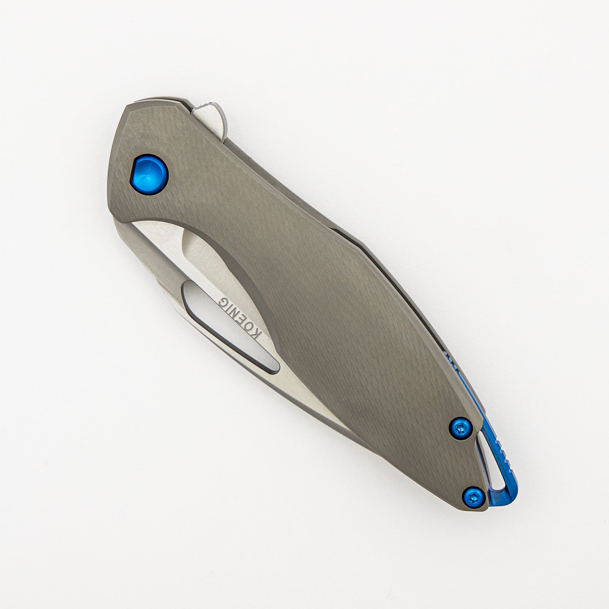 Arius - Corda Titanium Handle - Blue Hardware - Burnished W/ Polished Flats M398 Blade