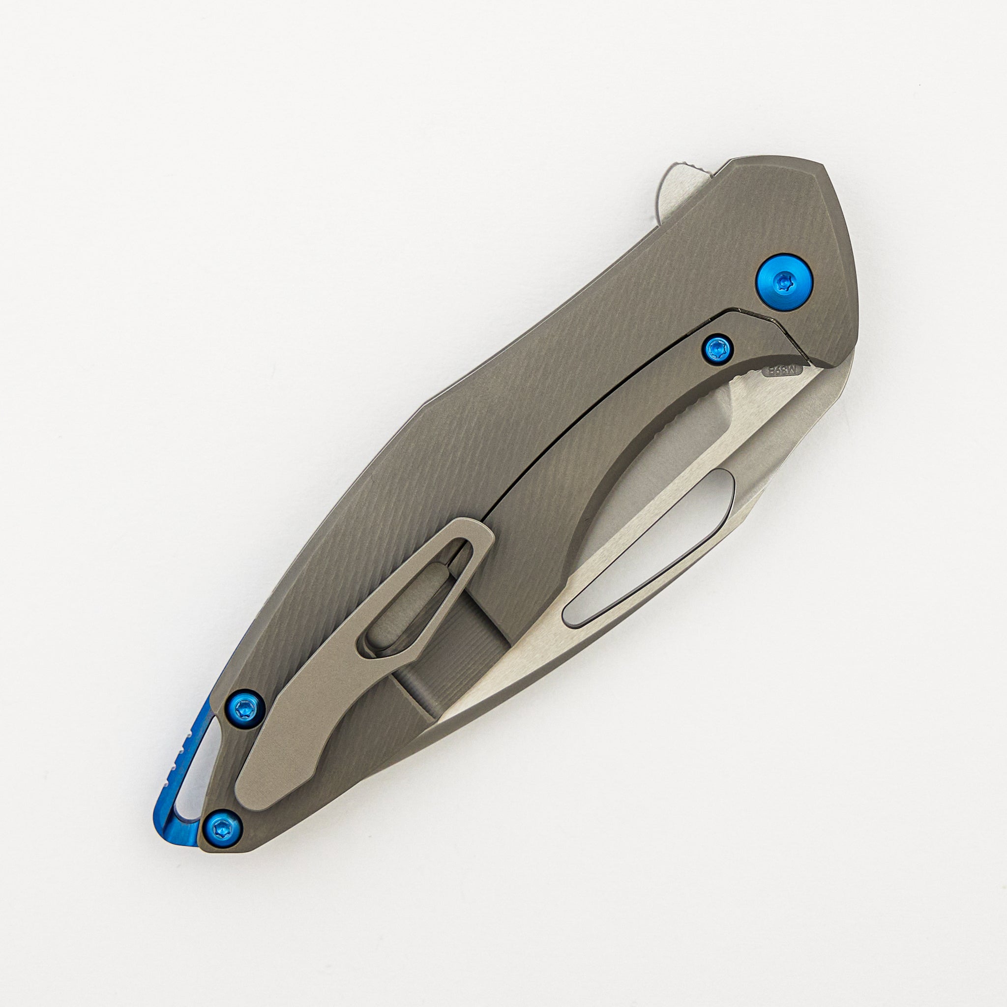 Arius - Corda Titanium Handle - Blue Hardware - Burnished W/ Polished Flats M398 Blade