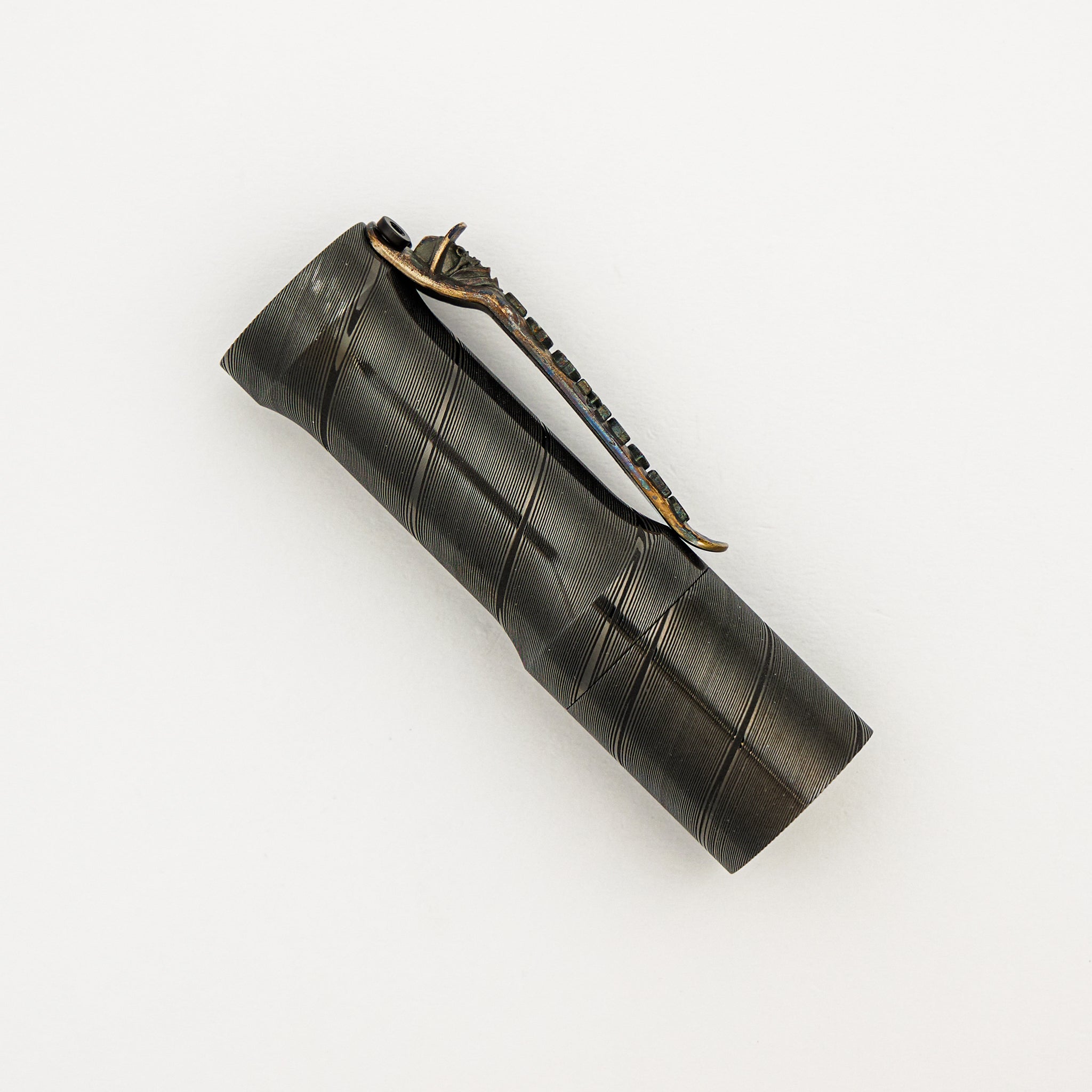 Cptn Axel Huckleberry Flashlight – Tight Twist Damasteel/Black Nickel Plated