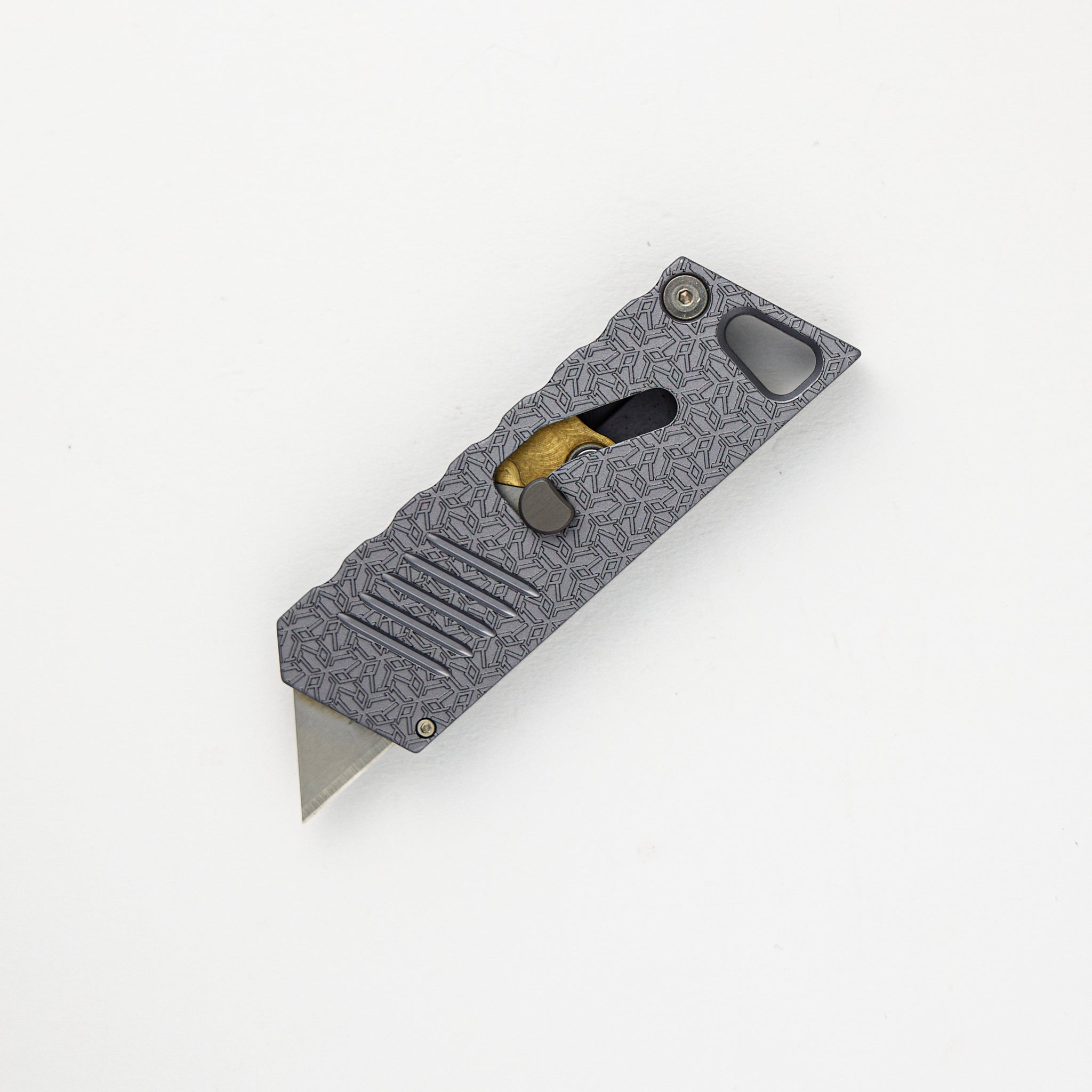Bob The Boxcutter – R1P – Aluminum – Grey