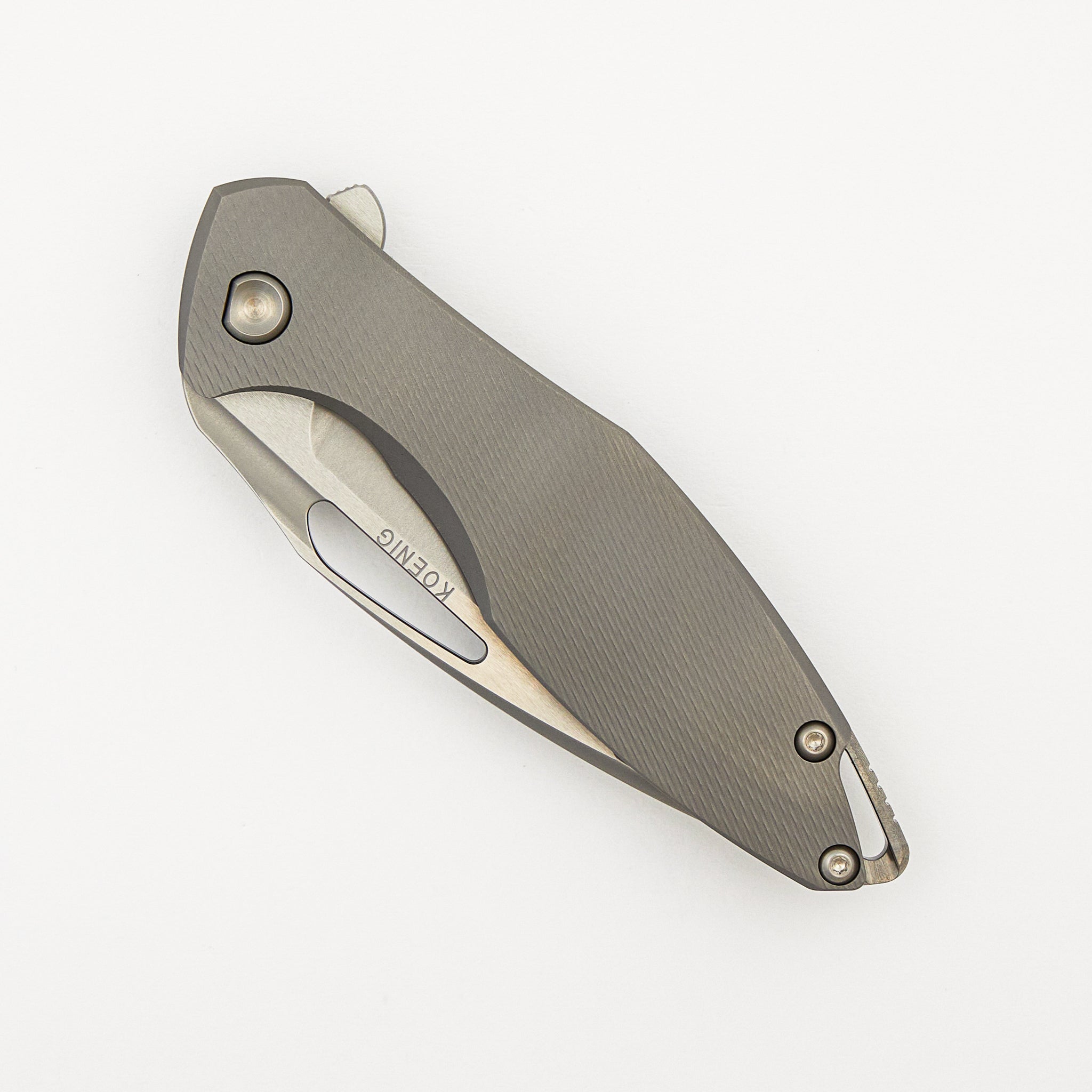 Arius - Corda Titanium Handle - Silver Hardware - Burnished W/ Polished Flats M398 Blade
