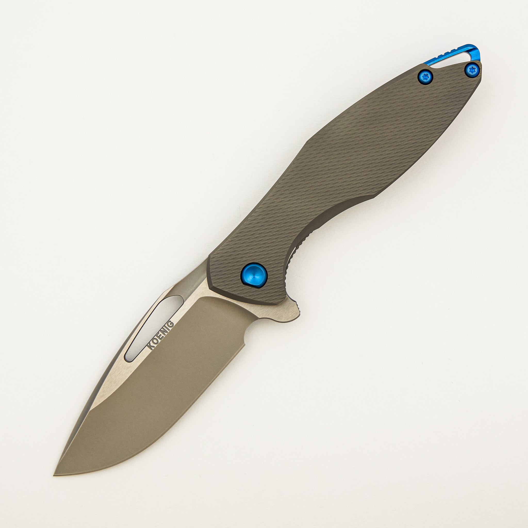 Arius - Corda Titanium Handle - Blue Hardware - Burnished W/ Polished Flats M390 Blade