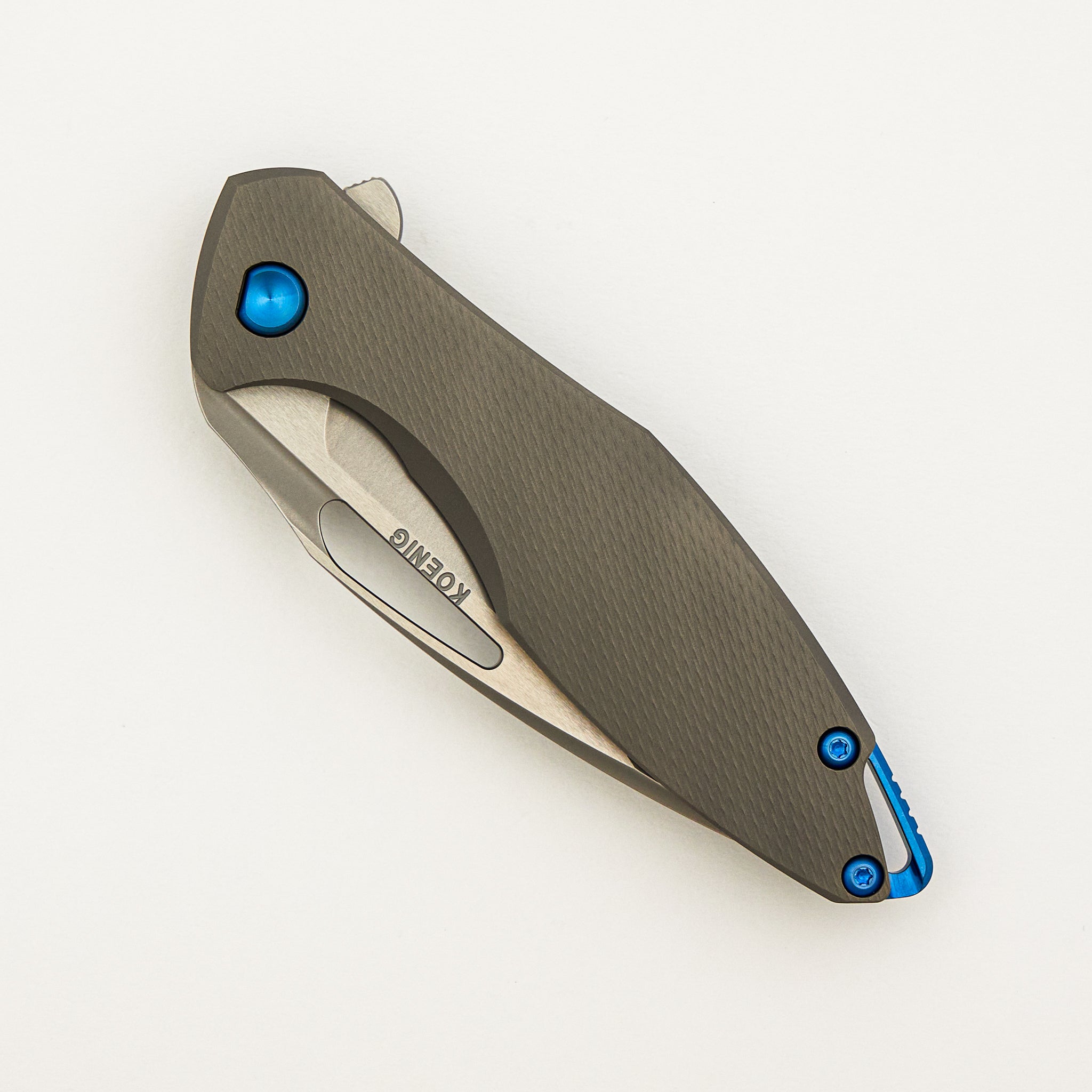 Arius - Corda Titanium Handle - Blue Hardware - Burnished W/ Polished Flats M390 Blade