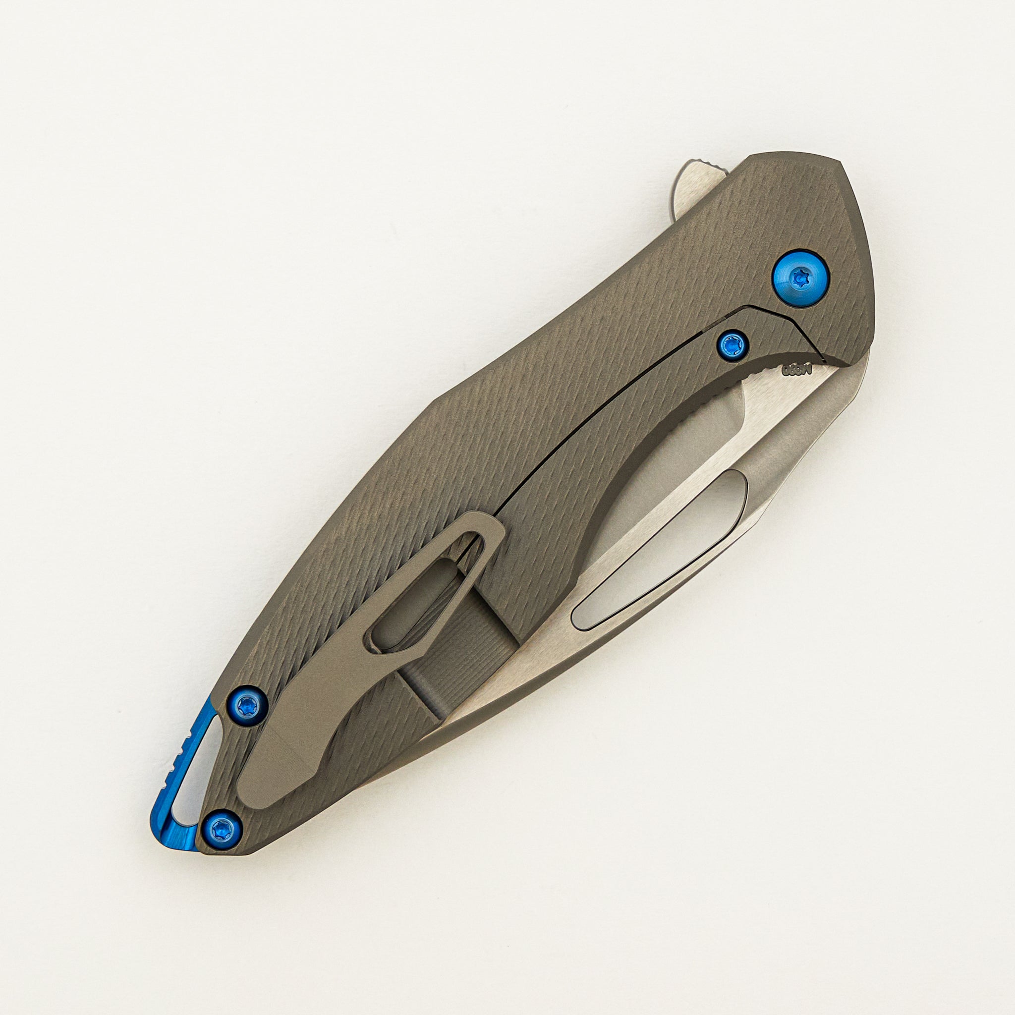 Arius - Corda Titanium Handle - Blue Hardware - Burnished W/ Polished Flats M390 Blade