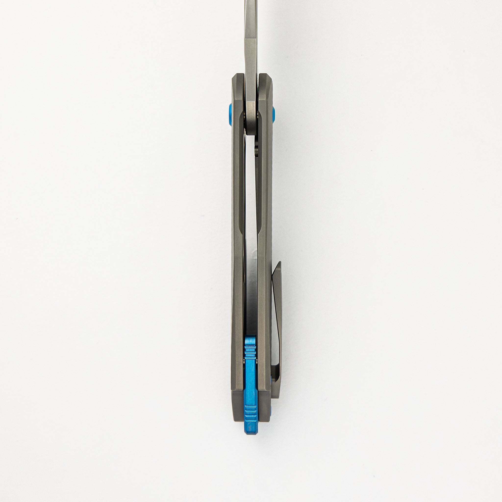 Mini Arius - Corda Titanium Handle - Blue Hardware - Burnished W/ Polished Flats M390 Blade