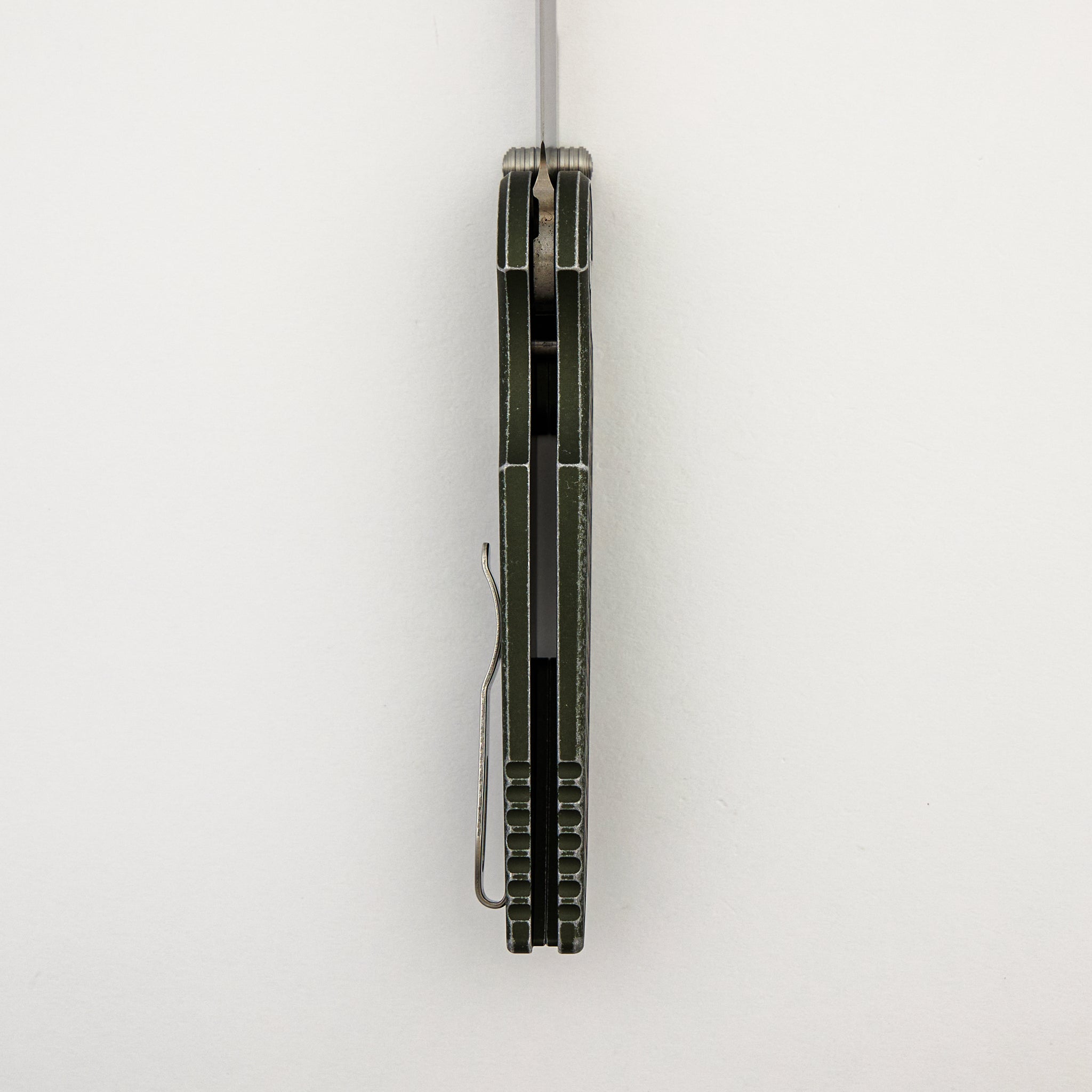 TR-3 Integrity - INT1105-LTD BW REPTILE Green - Battleworn "Reptile" Texture Green Handle - Machine Satin MagnaCut Blade - Pearl