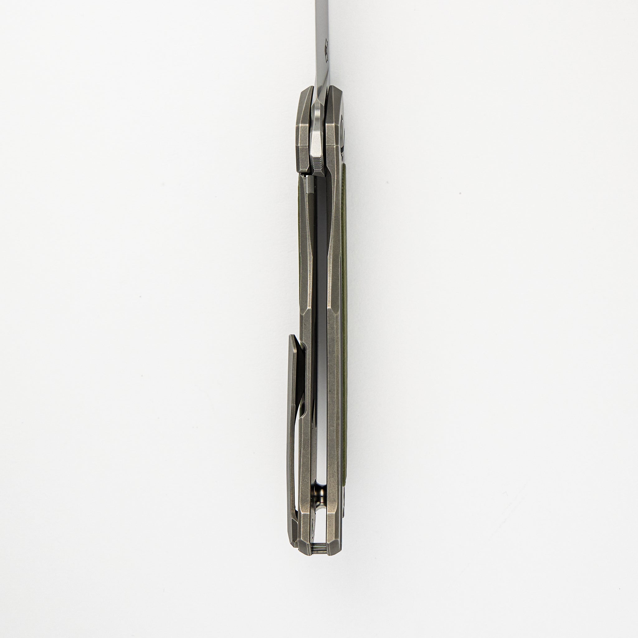 URSUS QUANTUM – CROMAX PM BLADE – TITANIUM HANDLE – GREEN G10 INLAY – SRB