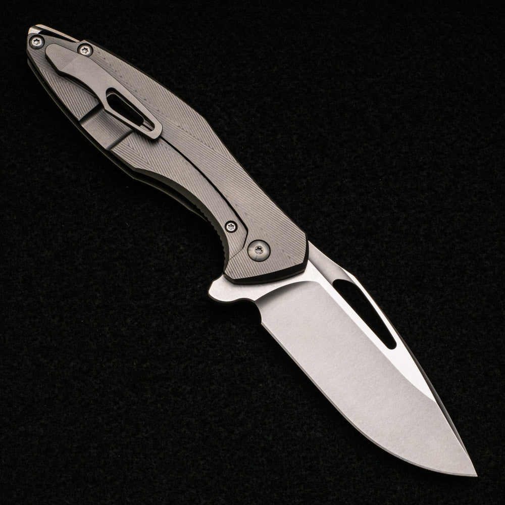 KOENIG KNIVES ARIUS - TEXTURED TITANIUM HANDLE - M390 BLADE