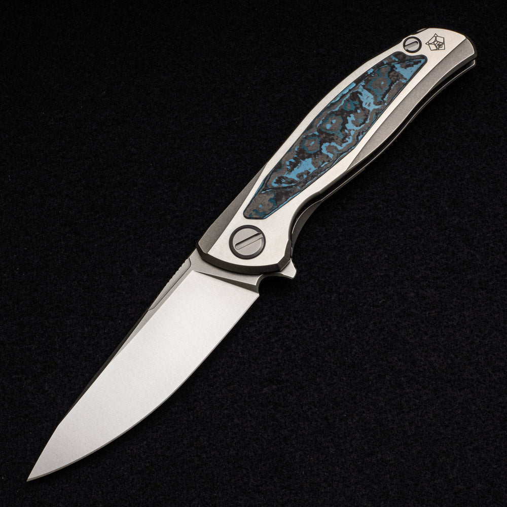 SHIROGOROV F95R NL – M390 BLADE – STONEWASHED TITANIUM HANDLE W- “ARCTIC STORM” CARBON FIBER INLAY- MRBS