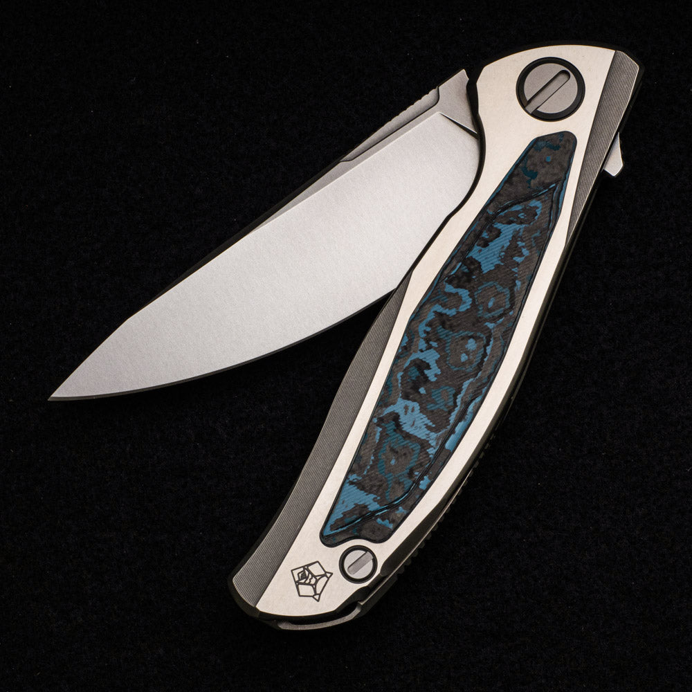 SHIROGOROV F95R NL – M390 BLADE – STONEWASHED TITANIUM HANDLE W- “ARCTIC STORM” CARBON FIBER INLAY- MRBS