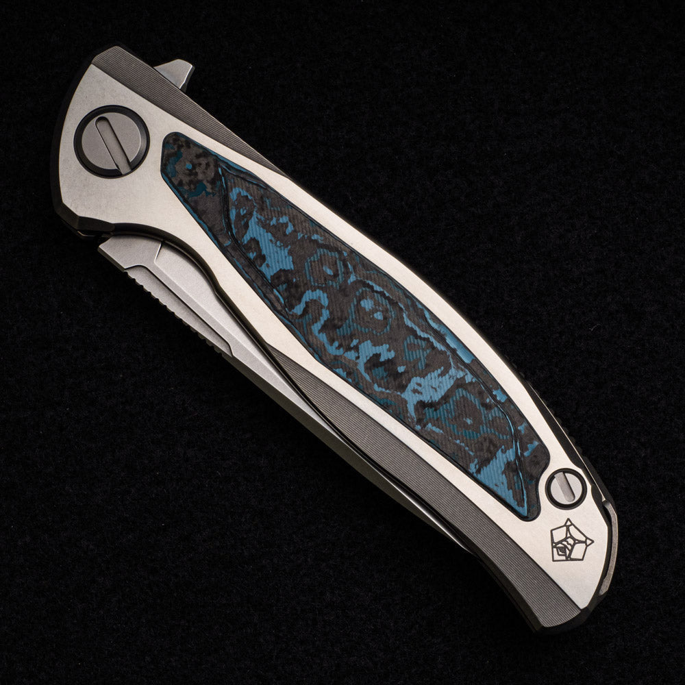 SHIROGOROV F95R NL – M390 BLADE – STONEWASHED TITANIUM HANDLE W- “ARCTIC STORM” CARBON FIBER INLAY- MRBS