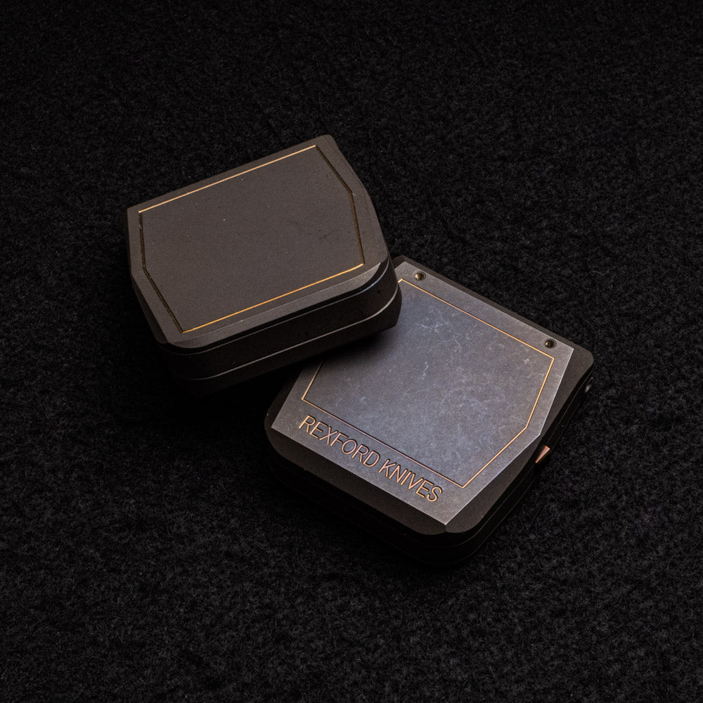 Rexford Knives - Recon 1 UB1 – Dark Stonewash – Line Engraved (Gold Heat Colored)