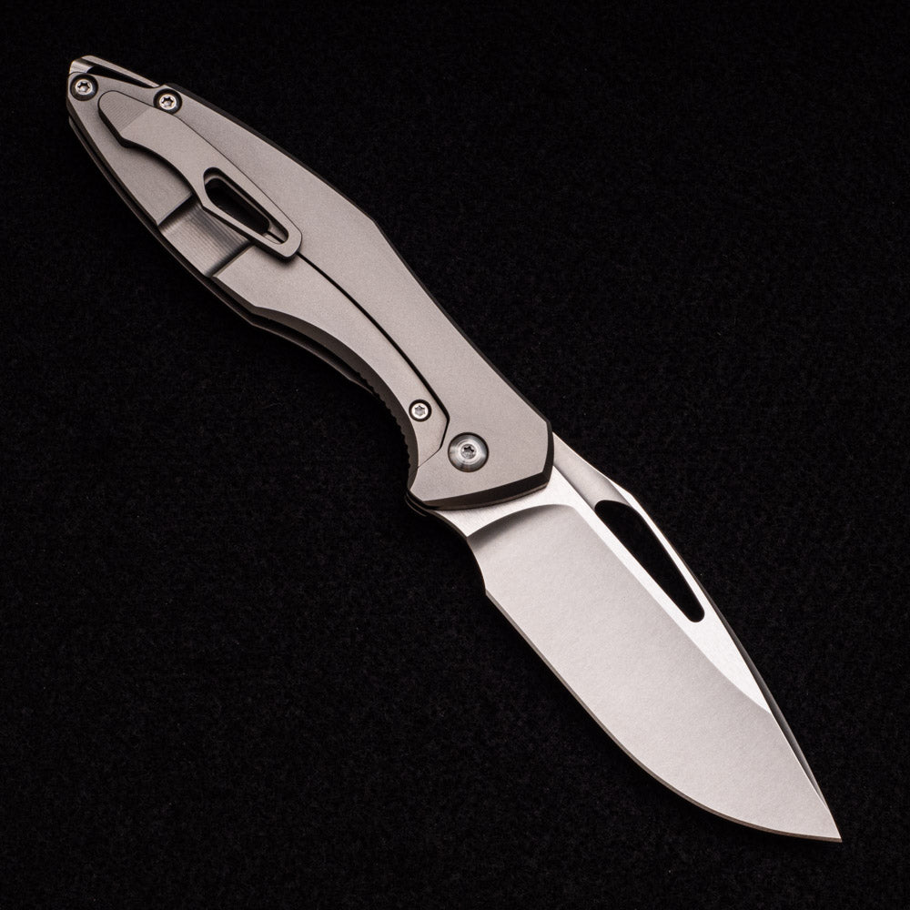 KOENIG KNIVES ARIUS – FLIPPER DELETE – SMOOTH TITANIUM HANDLE – M390 BLADE