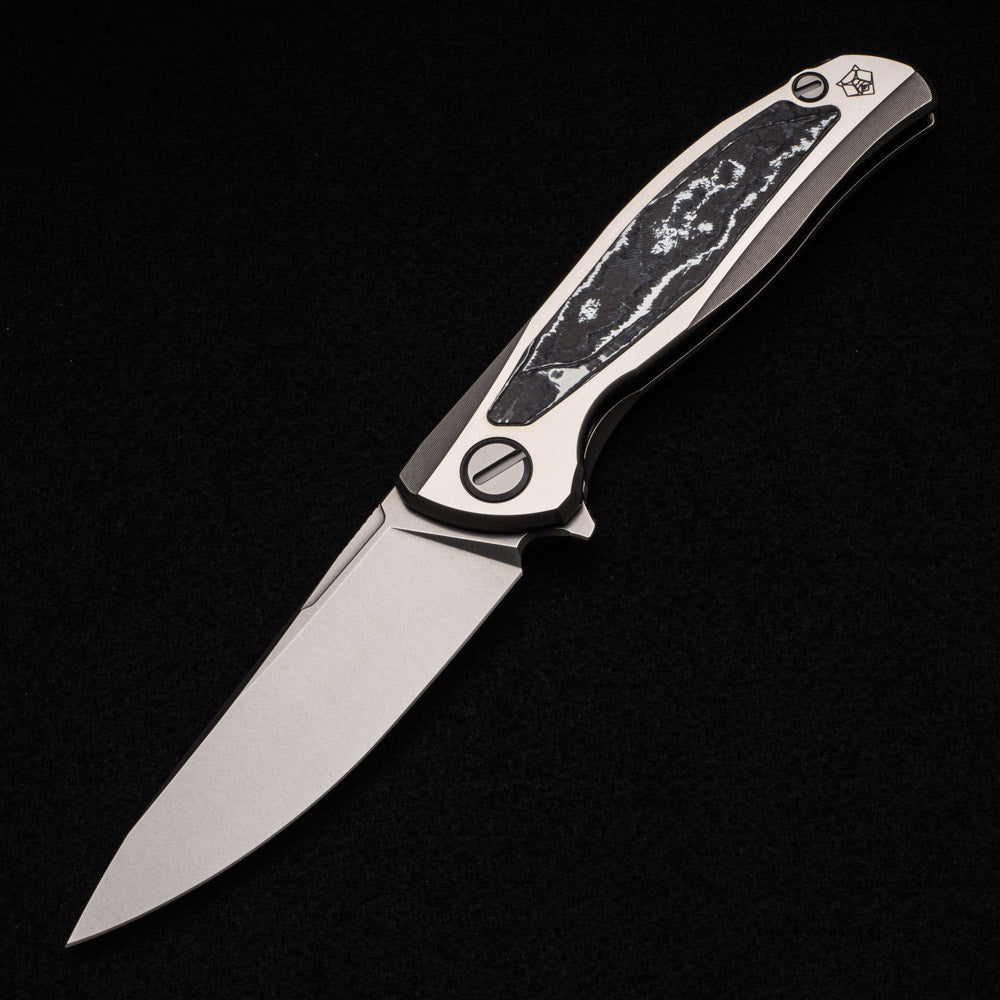 SHIROGOROV F95R NL – M390 BLADE – STONEWASHED TITANIUM HANDLE W- “WHITE STORM” CARBON FIBER INLAY- MRBS