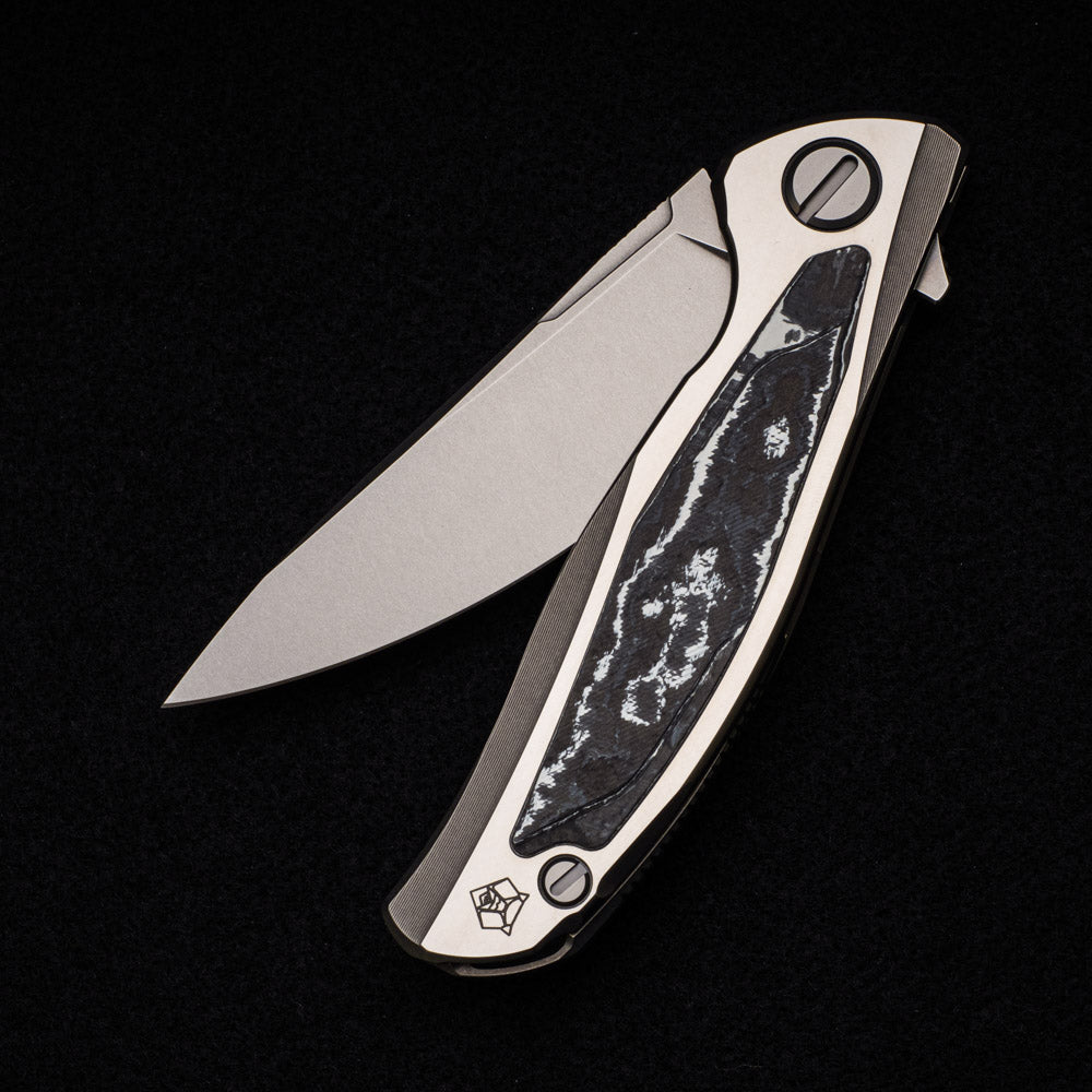 SHIROGOROV F95R NL – M390 BLADE – STONEWASHED TITANIUM HANDLE W- “WHITE STORM” CARBON FIBER INLAY- MRBS