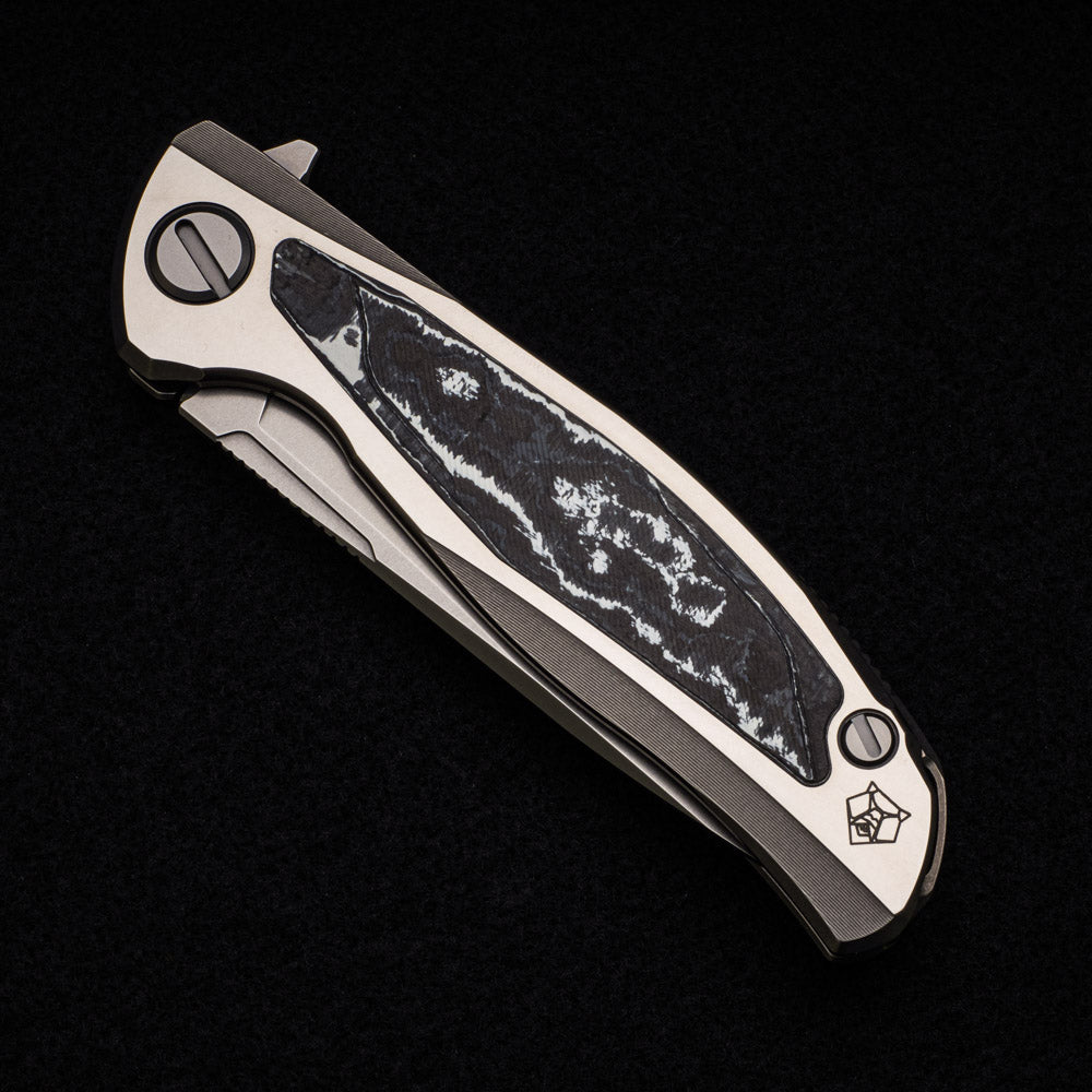 SHIROGOROV F95R NL – M390 BLADE – STONEWASHED TITANIUM HANDLE W- “WHITE STORM” CARBON FIBER INLAY- MRBS