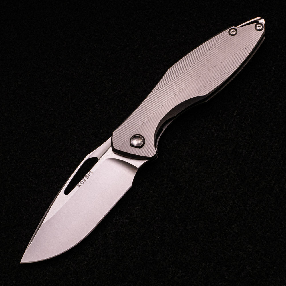 KOENIG KNIVES ARIUS – FLIPPER DELETE – PATTERNED TITANIUM HANDLE – M390 BLADE