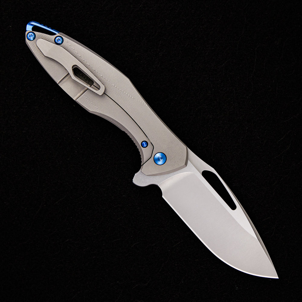 KOENIG KNIVES ARIUS – PATTERNED TITANIUM HANDLE – BLUE HARDWARE – BURNISHED W/ POLISHED FLATS M390 BLADE
