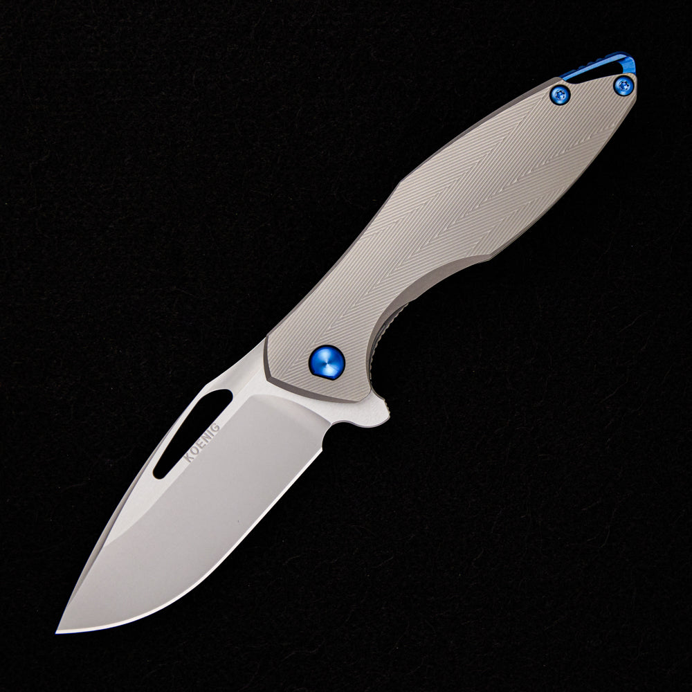 KOENIG KNIVES ARIUS – PATTERNED TITANIUM HANDLE – BLUE HARDWARE – BURNISHED W/ POLISHED FLATS M390 BLADE