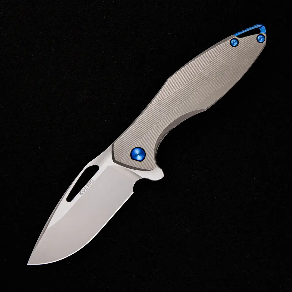 KOENIG KNIVES ARIUS – PATTERNED TITANIUM HANDLE – BLUE HARDWARE – BURNISHED W/ POLISHED FLATS 20CV BLADE