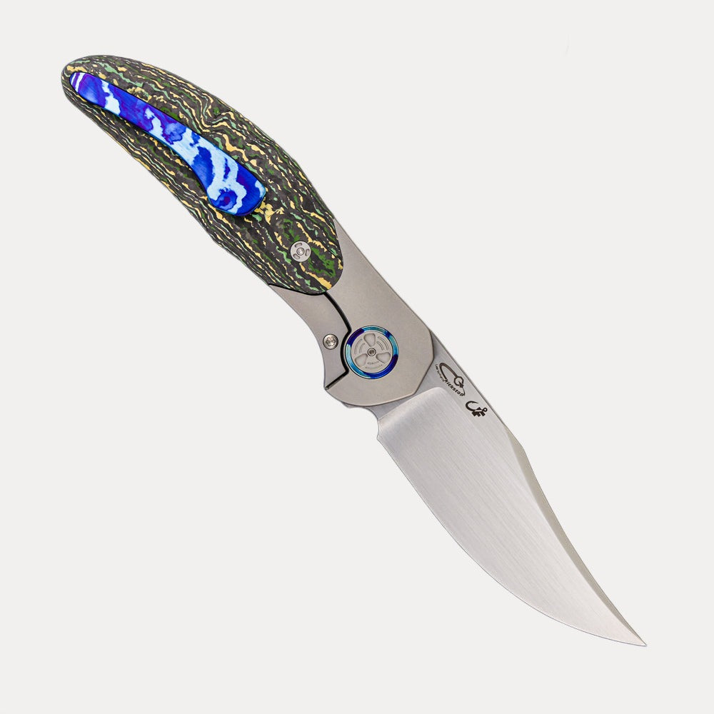WINGMANEDC TORO – MACH 3 – HAND SATIN M390 BLADE – TITANIUM/TOXIC STORM CARBON FIBER HANDLE
