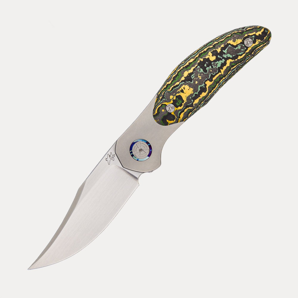WINGMANEDC TORO – MACH 3 – HAND SATIN M390 BLADE – TITANIUM/TOXIC STORM CARBON FIBER HANDLE