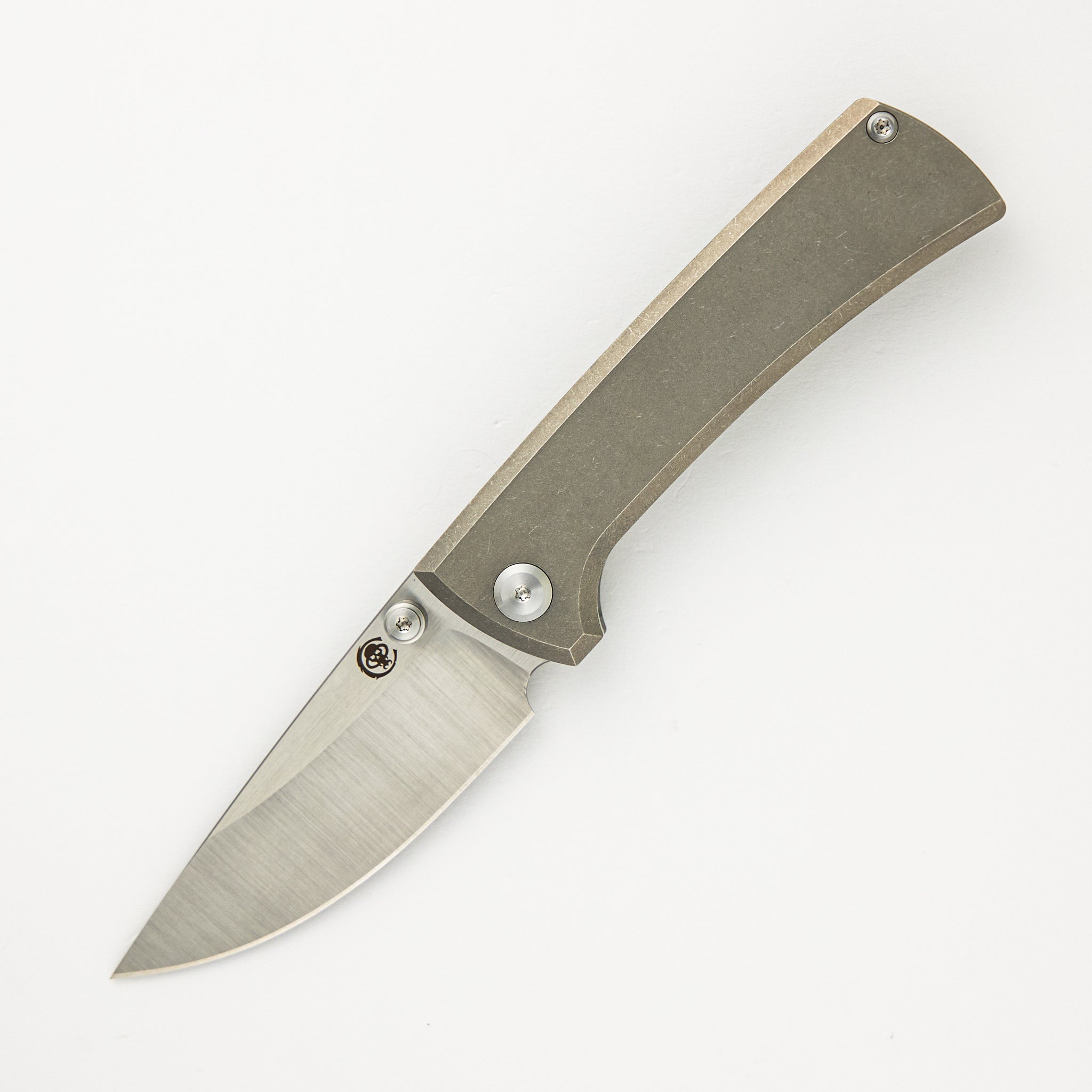 RCK9 – DROP POINT – STONEWASH TITANIUM – BELT FINISH M390 BLADE