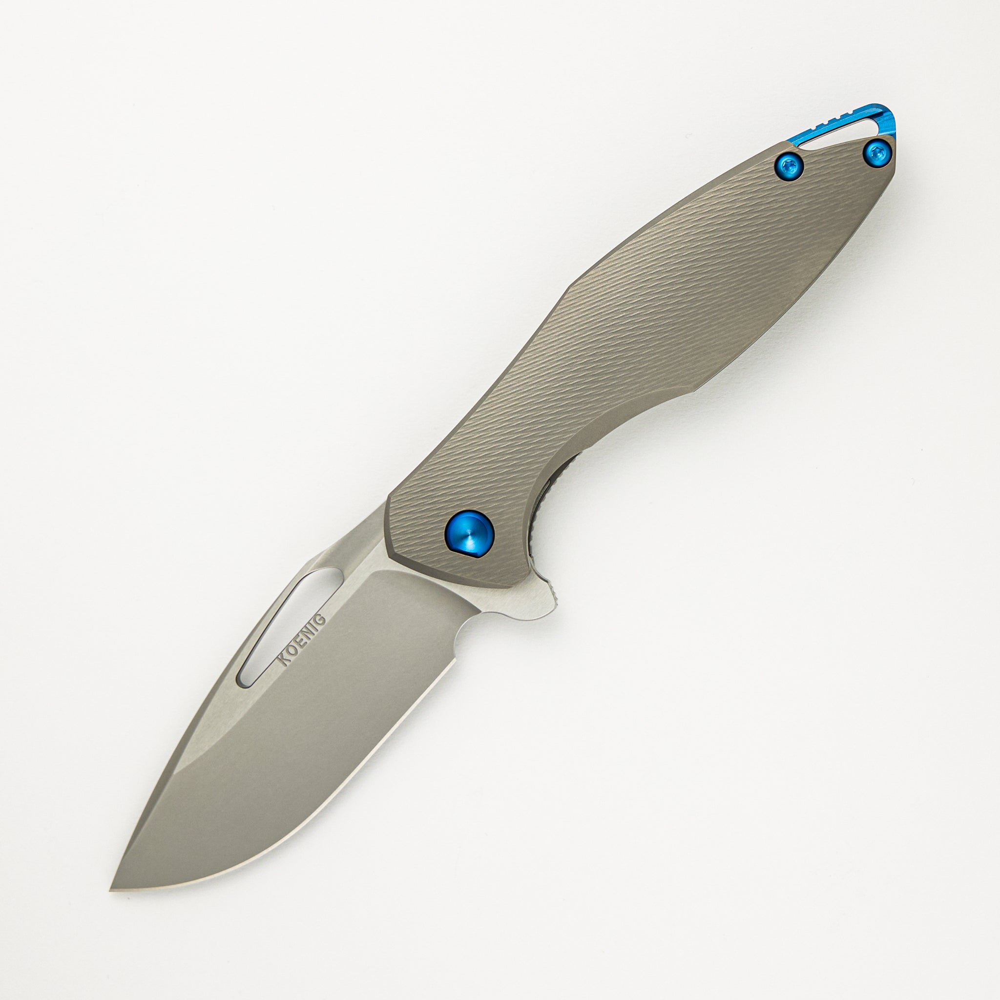 Arius - Corda Titanium Handle - Blue Hardware - Burnished W/ Polished Flats M390 Blade