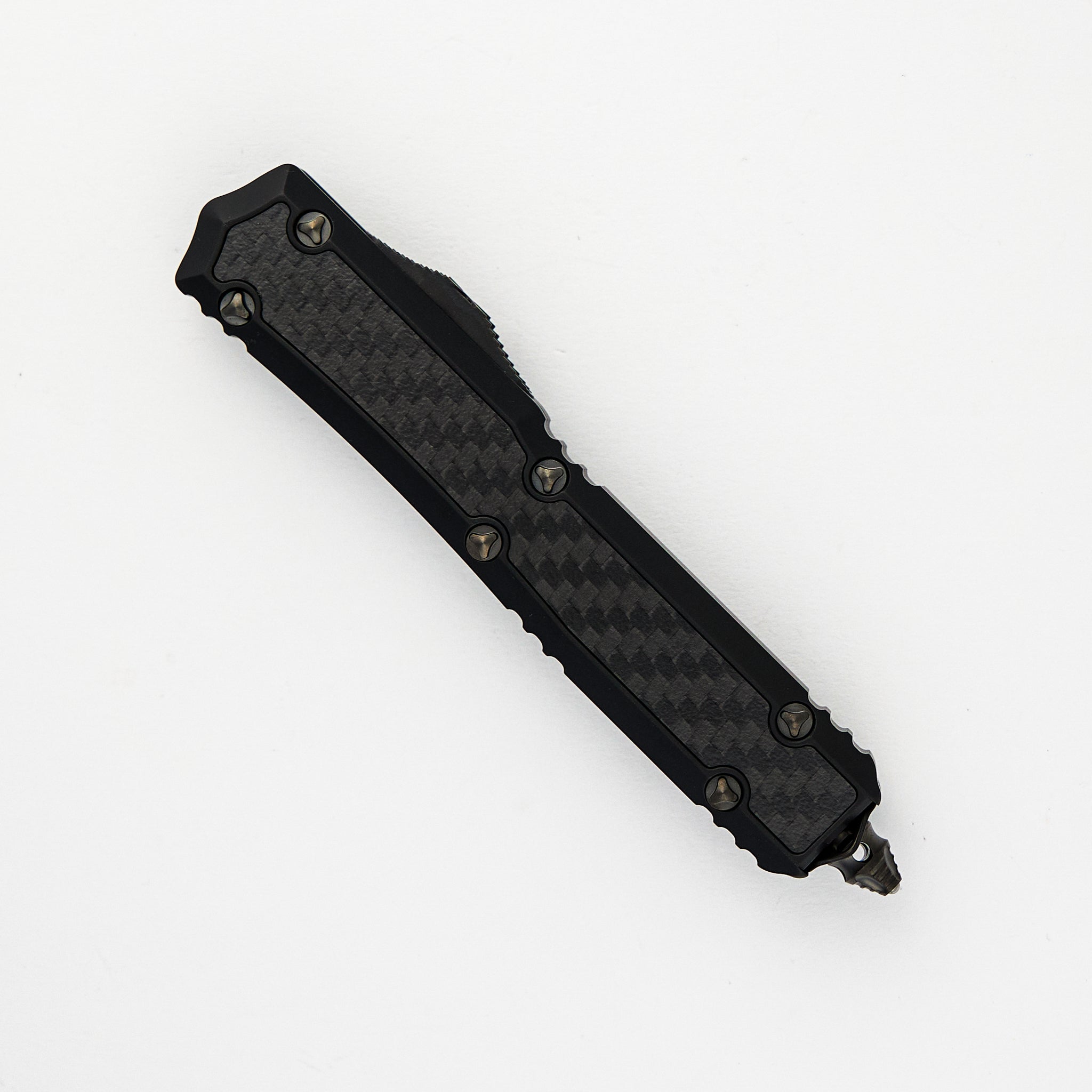 Microtech Makora – Signature Series – D/E Shadow DLC Standard DLC Hardware – Nickel Boron Internals Carbon Fiber Inlay 206-1 DLCTCFISH