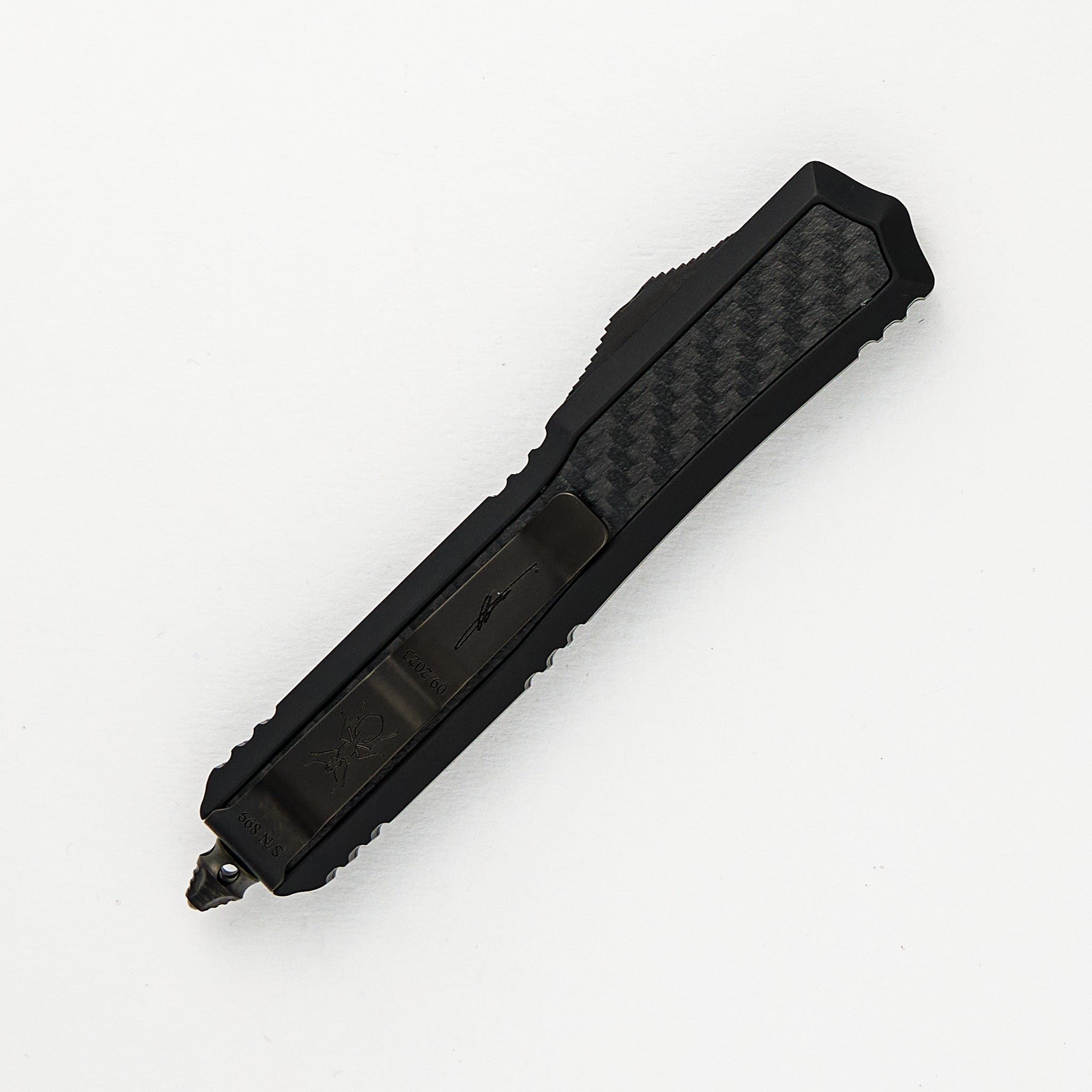 Microtech Makora – Signature Series – D/E Shadow DLC Standard DLC Hardware – Nickel Boron Internals Carbon Fiber Inlay 206-1 DLCTCFISH