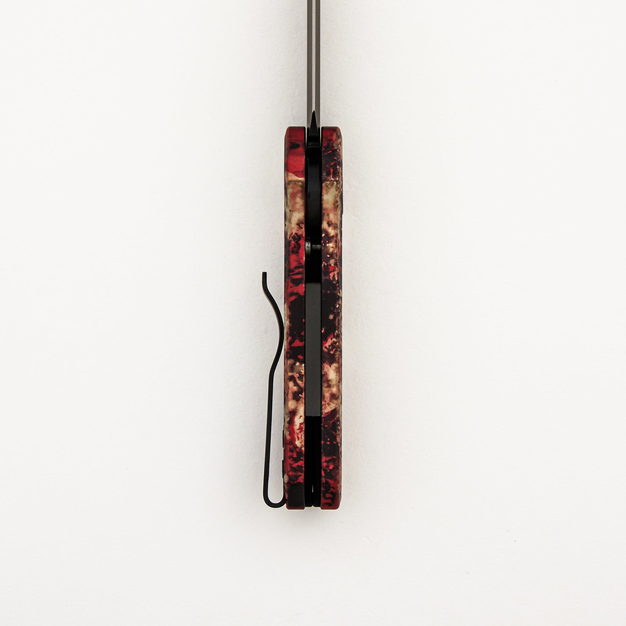 Runt 5 – R5403-CTC - "Crimson Tiger Camo" Anodized Handle - DLC Black MagnaCut Reverse Tanto Blade - Black Lip Pearl Button