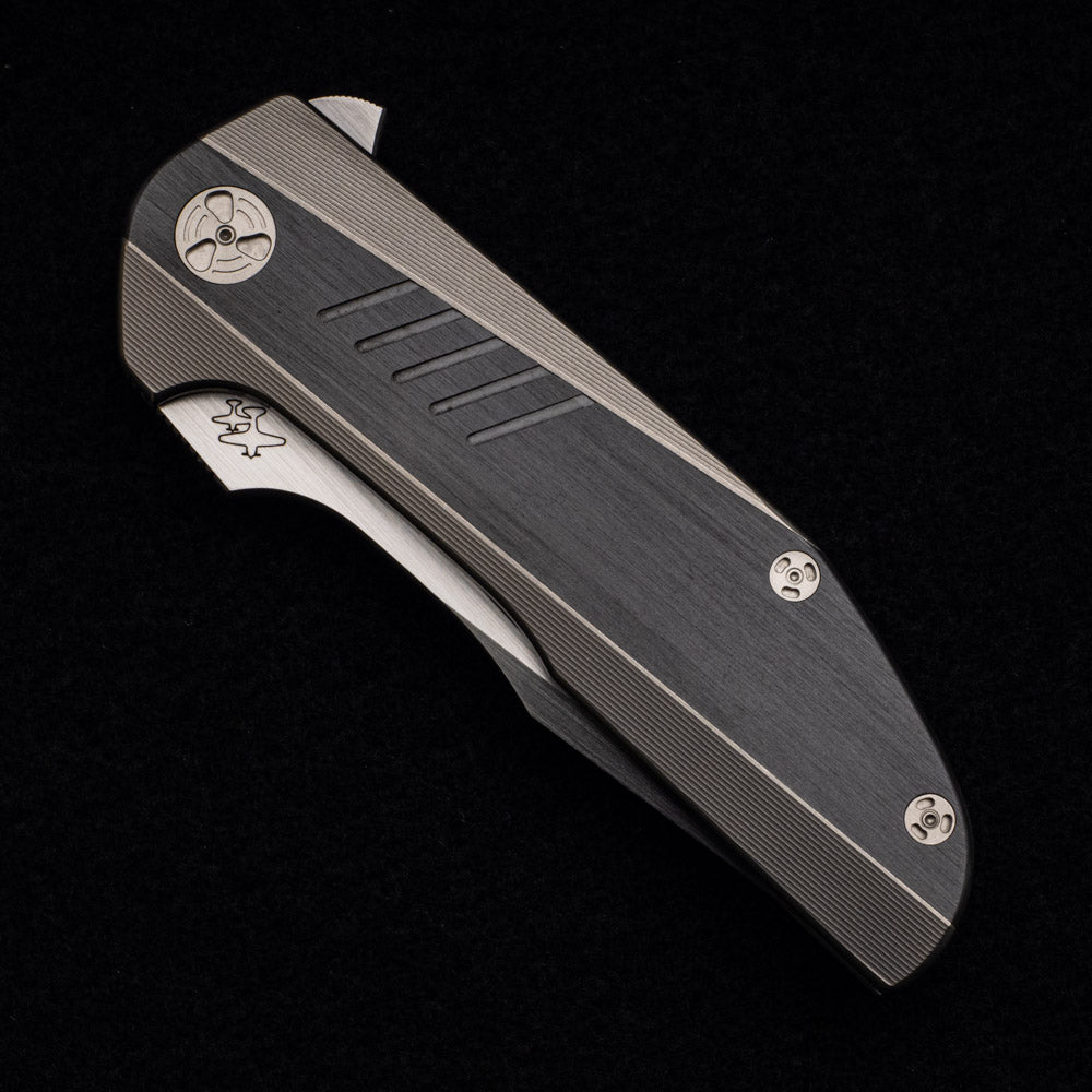 WINGMANEDC JETT - HAND SATIN M390 - TITANIUM - ZIRCONIUM