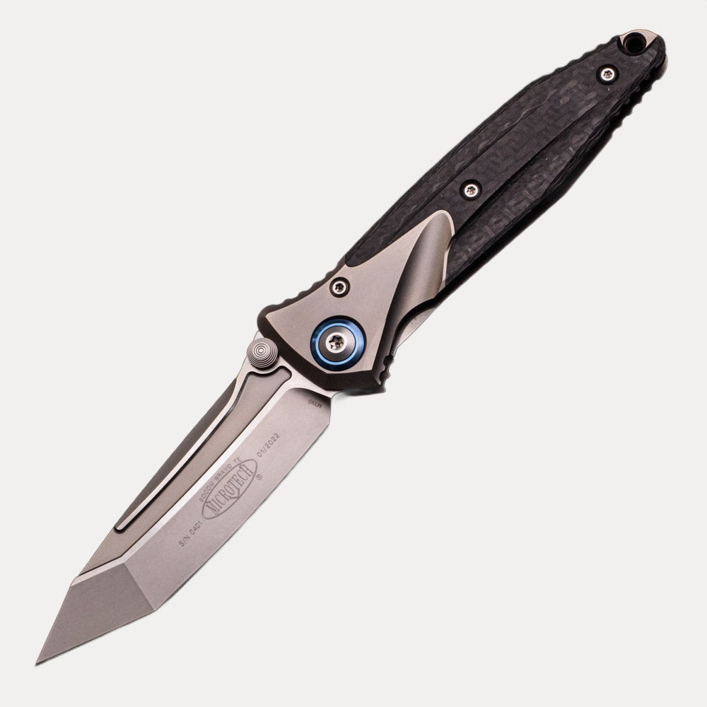 Microtech Socom Bravo – T-E – Titanium Handle – Bead Blast Standard – Blue Ti Pivot Collar – Carbon Fiber Scales 261-7 CFTI