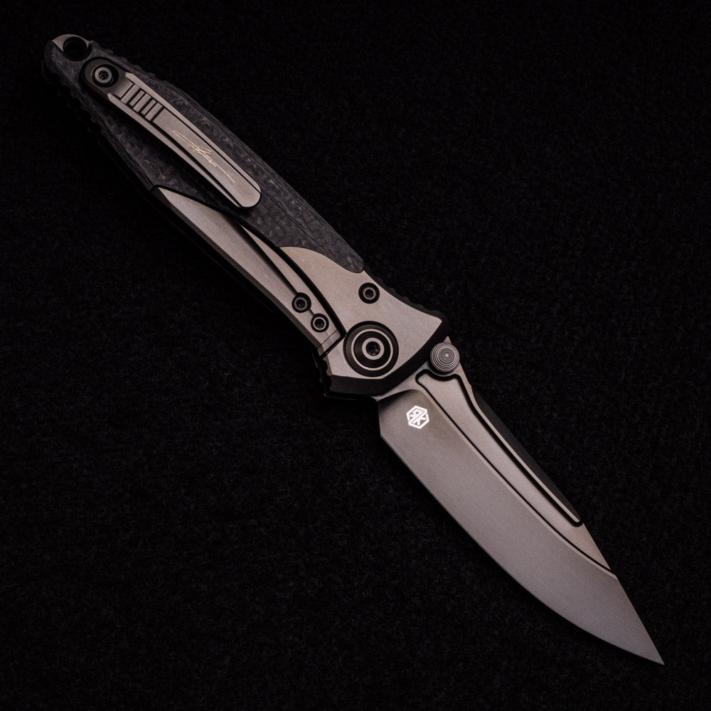 Microtech Socom Bravo – S-E Signature Series DLC Titanium Handle DLC Standard DLC Hardware Carbon Fiber Scales 260-1 DLCTCFTIS