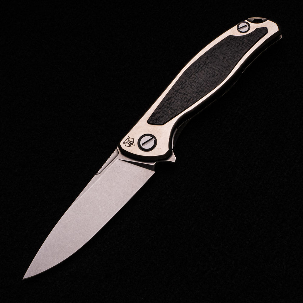 SHIROGOROV F95R NL – M390 BLADE – STONEWASHED TITANIUM HANDLE W- CARBON FIBER INLAY – MRBS