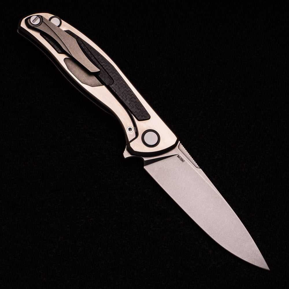 SHIROGOROV F95R NL – M390 BLADE – STONEWASHED TITANIUM HANDLE W- CARBON FIBER INLAY – MRBS