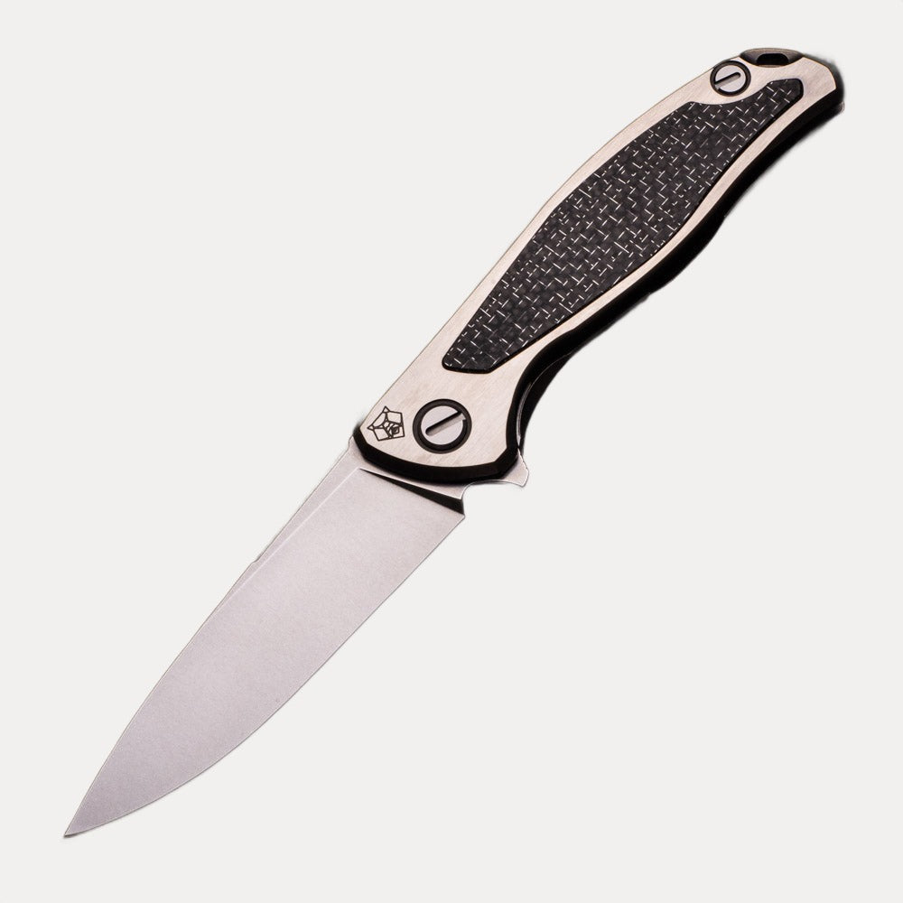 SHIROGOROV F95R NL – M390 BLADE – SATIN TITANIUM HANDLE W- LIGHTNING STRIKE CARBON FIBER INLAY – MRBS