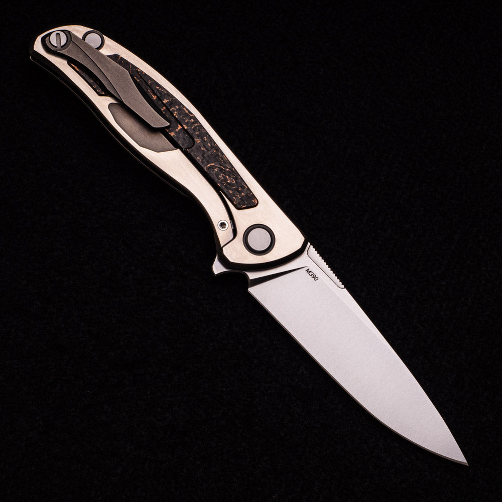 SHIROGOROV F95R NL – M390 BLADE – STONEWASHED TITANIUM HANDLE W- COPPER CARBON FIBER INLAY – MRBS