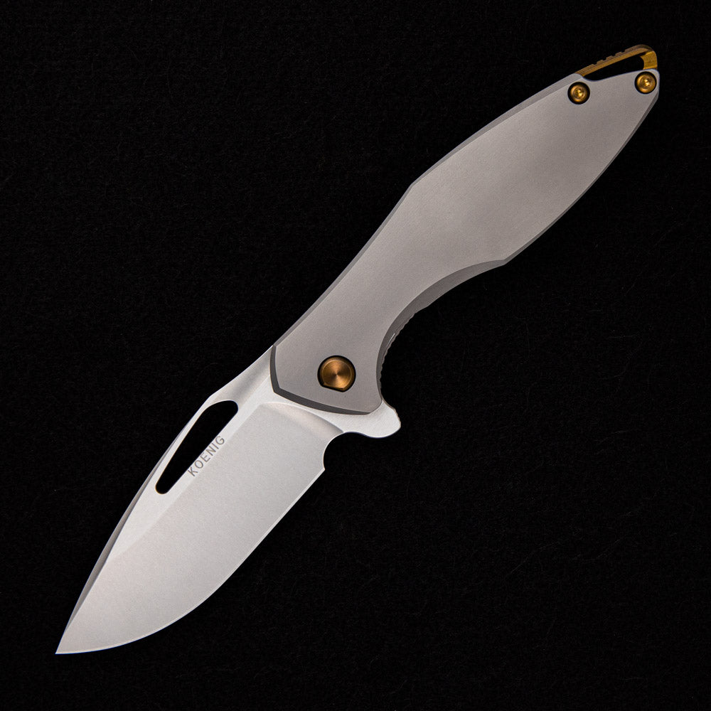 KOENIG KNIVES ARIUS – SMOOTH TITANIUM HANDLE – BRONZE HARDWARE – BURNISHED W/ POLISHED FLATS M390 BLADE