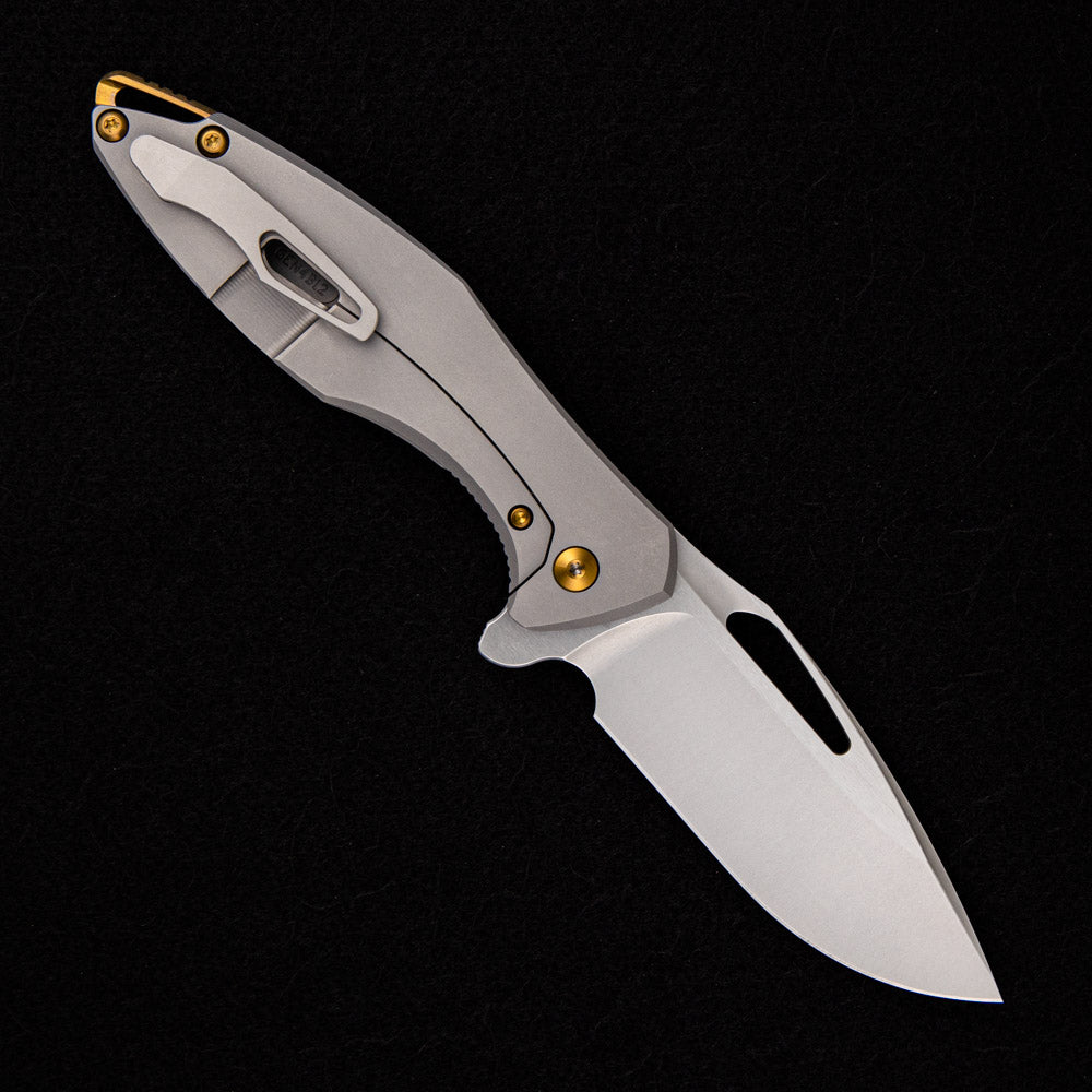 KOENIG KNIVES ARIUS – SMOOTH TITANIUM HANDLE – BRONZE HARDWARE – BURNISHED W/ POLISHED FLATS M390 BLADE