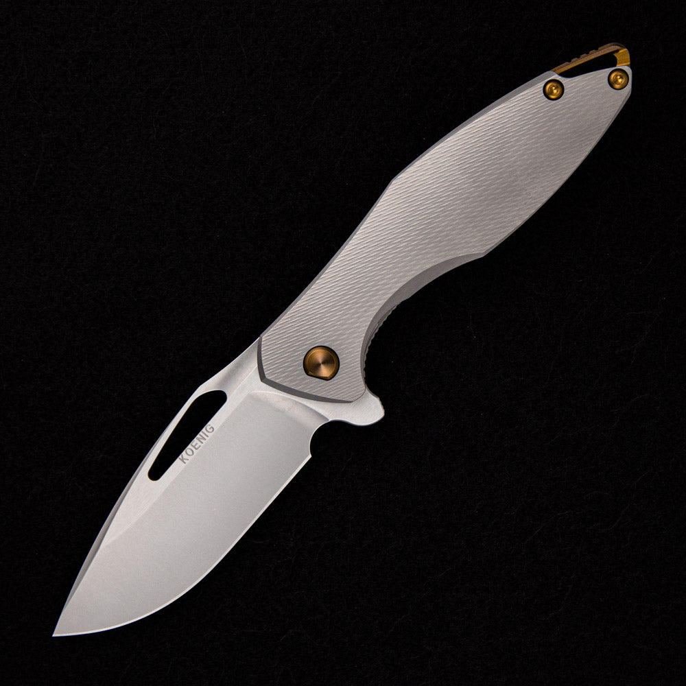 KOENIG KNIVES ARIUS – CORDA TITANIUM HANDLE – BRONZE HARDWARE – BURNISHED W/ POLISHED FLATS M390 BLADE