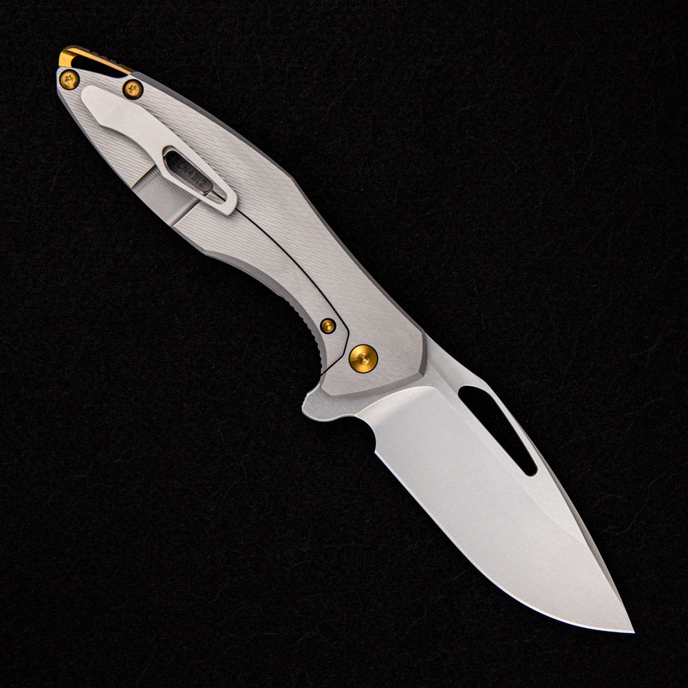 KOENIG KNIVES ARIUS – CORDA TITANIUM HANDLE – BRONZE HARDWARE – BURNISHED W/ POLISHED FLATS M390 BLADE