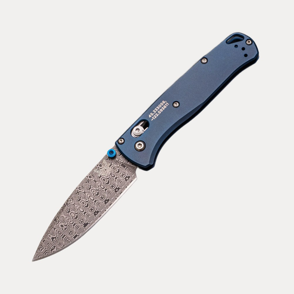 BENCHMADE BUGOUT LIMITED EDITION – BLUE TITANIUM HANDLE – LADDER BLADE – 535-2204