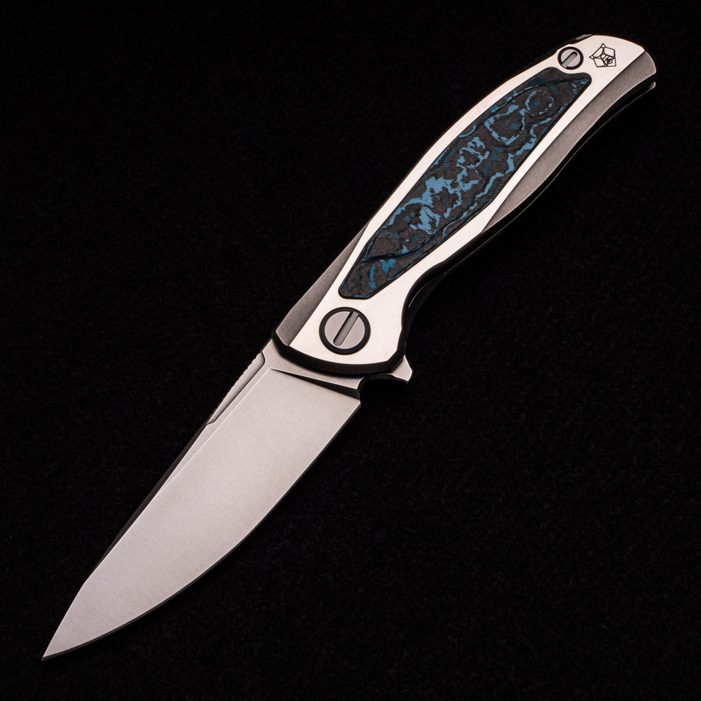 SHIROGOROV F95R NL – M390 BLADE – STONEWASHED TITANIUM HANDLE W- “ARCTIC STORM” CARBON FIBER INLAY- MRBS