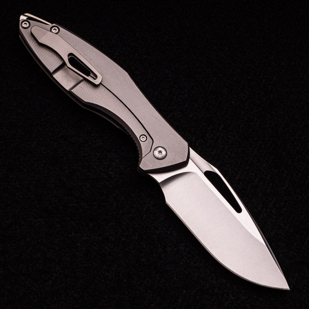 KOENIG KNIVES ARIUS – FLIPPER DELETE – PATTERNED TITANIUM HANDLE – M390 BLADE