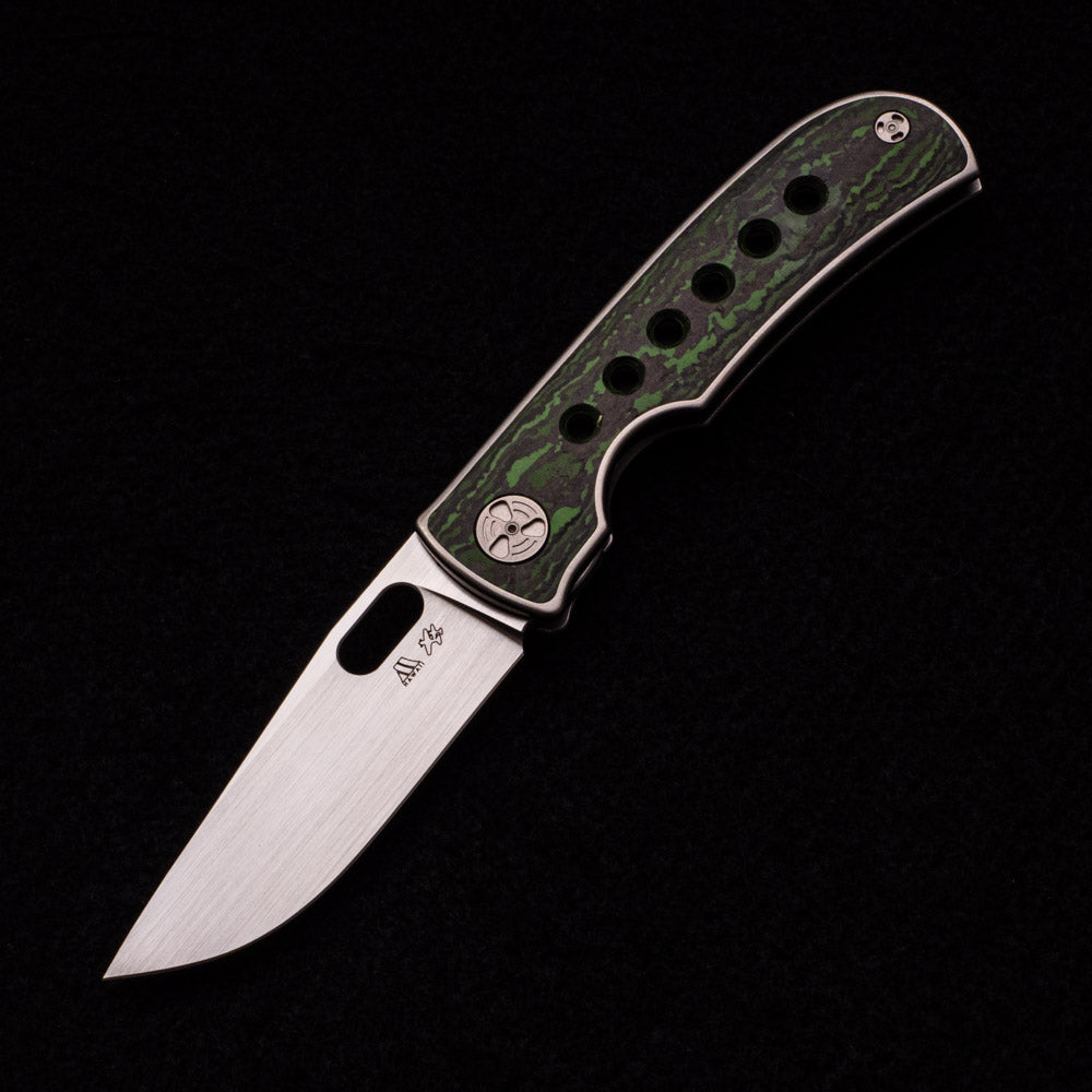 WINGMANEDC MTNT MACH 3 – HAND SATIN M390 – TITANIUM W- GREEN FAT CARBON INLAY