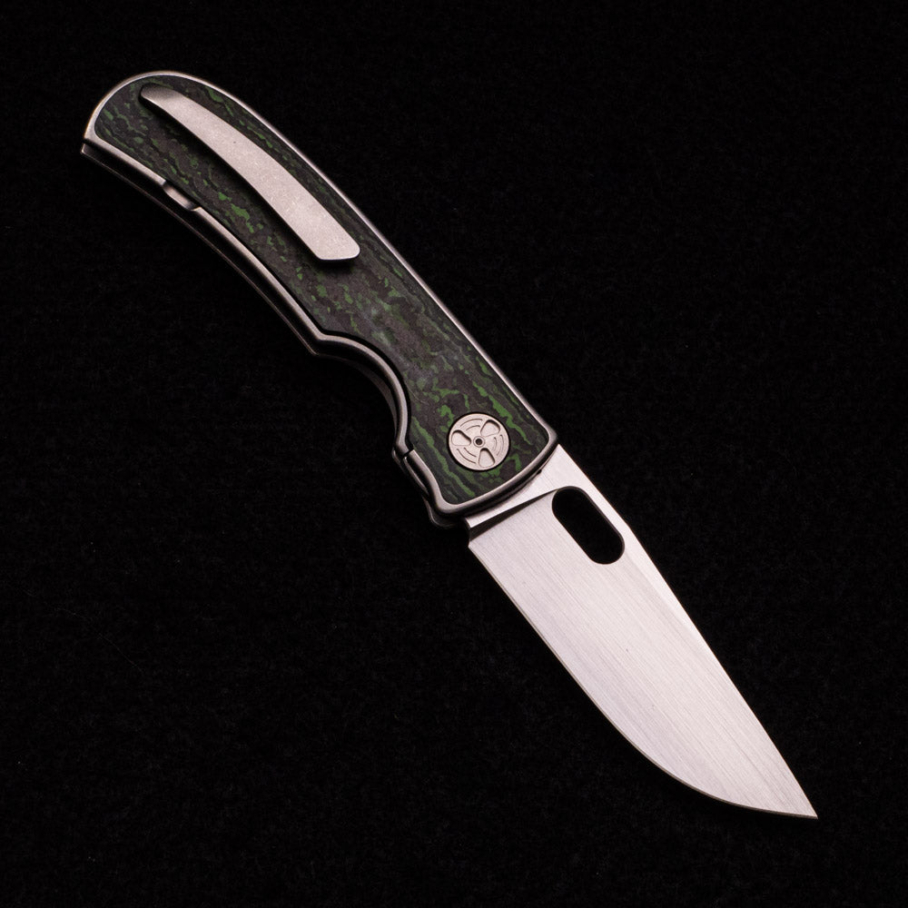 WINGMANEDC MTNT MACH 3 – HAND SATIN M390 – TITANIUM W- GREEN FAT CARBON INLAY