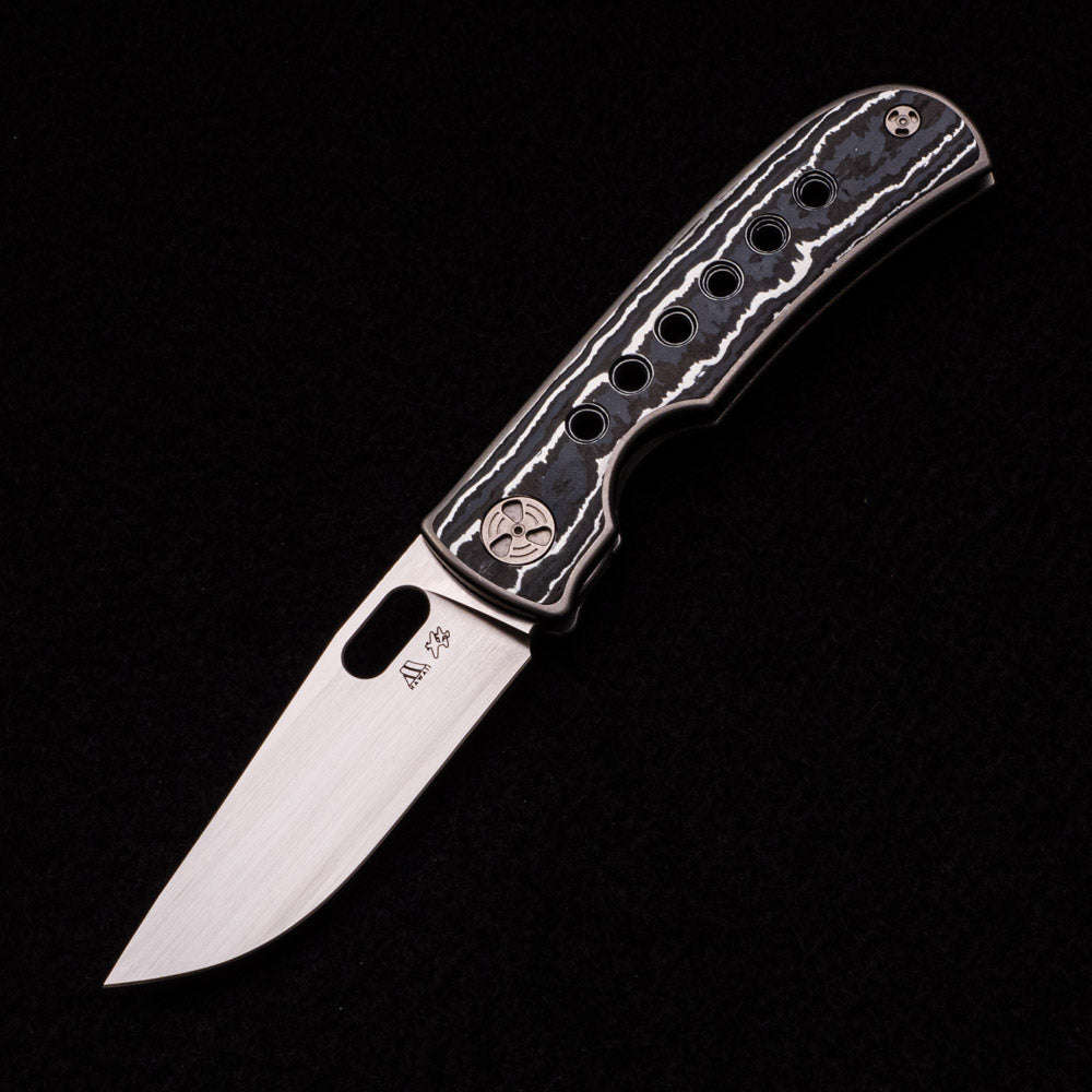 WINGMANEDC MTNT MACH 3 – HAND SATIN M390 – TITANIUM W- WHITE FAT CARBON INLAY