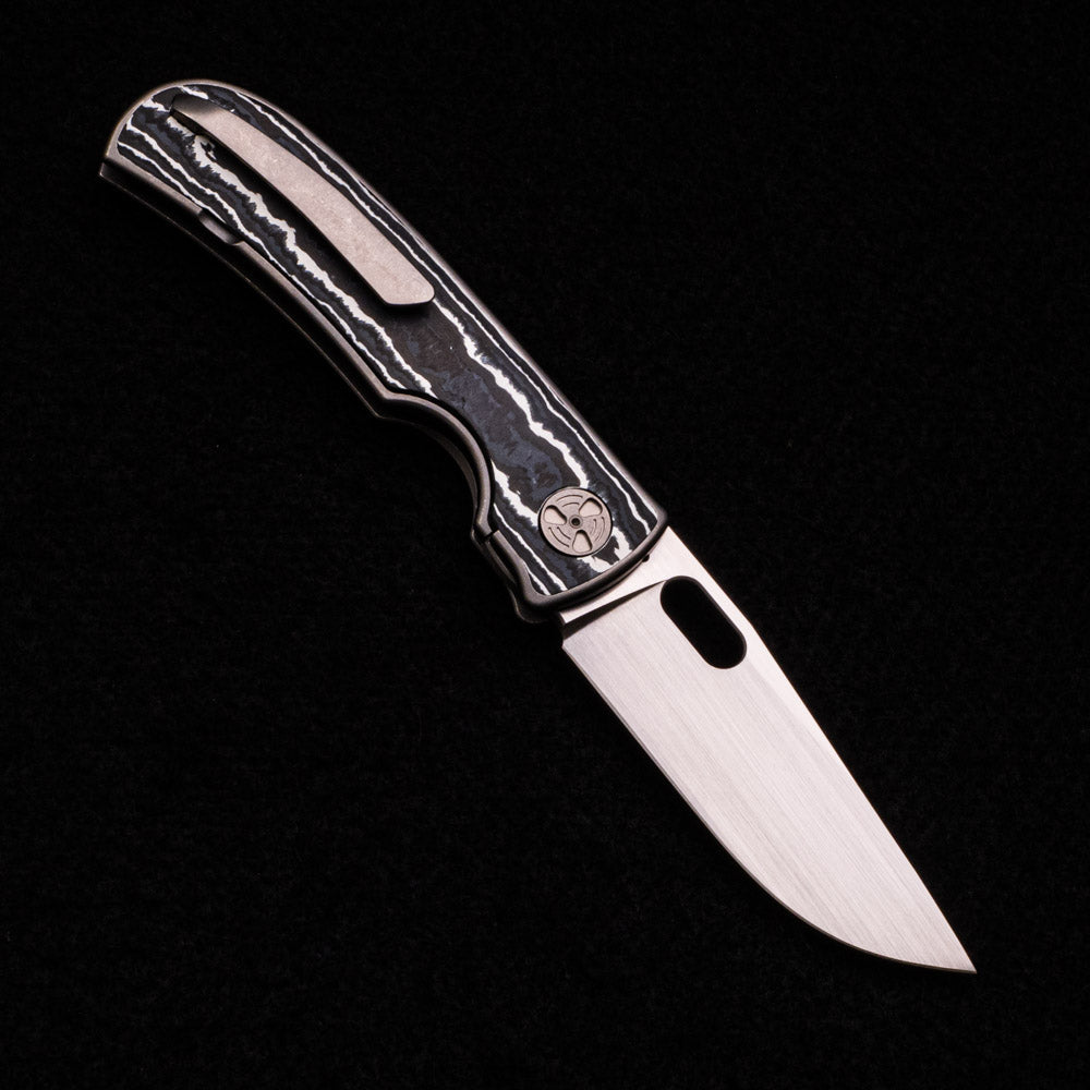 WINGMANEDC MTNT MACH 3 – HAND SATIN M390 – TITANIUM W- WHITE FAT CARBON INLAY